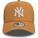 new-era-9forty-a-frame-league-essential-new-york-yankees-mlb-light-brown-trucker-hat