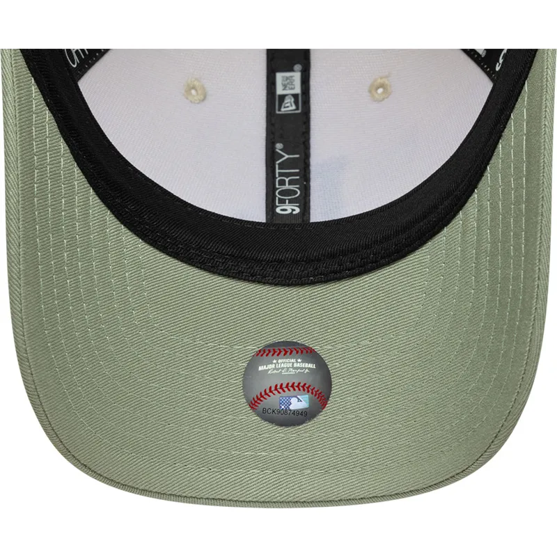 new-era-curved-brim-green-logo-9forty-m-crown-side-script-los-angeles-dodgers-mlb-beige-and-green-snapback-cap