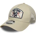 new-era-9forty-m-crown-a-frame-new-york-yankees-mlb-beige-trucker-hat