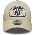 new-era-9forty-m-crown-a-frame-new-york-yankees-mlb-beige-trucker-hat