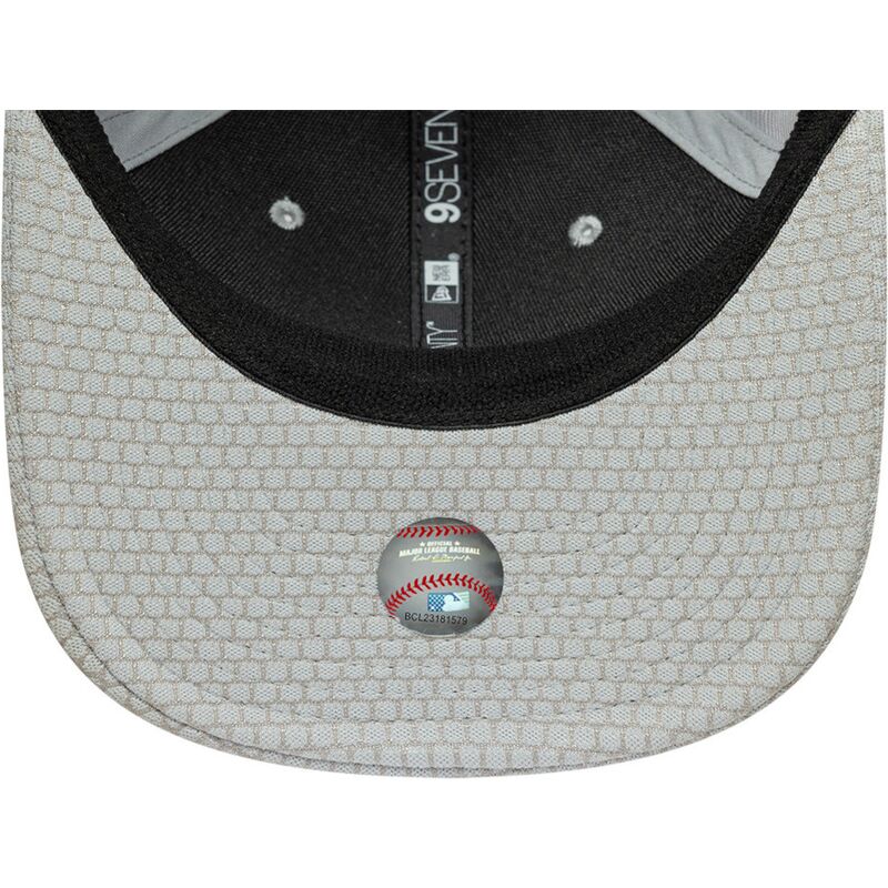 new-era-curved-brim-grey-logo-9seventy-stretch-snap-mesh-flawless-new-york-yankees-mlb-grey-snapback-cap