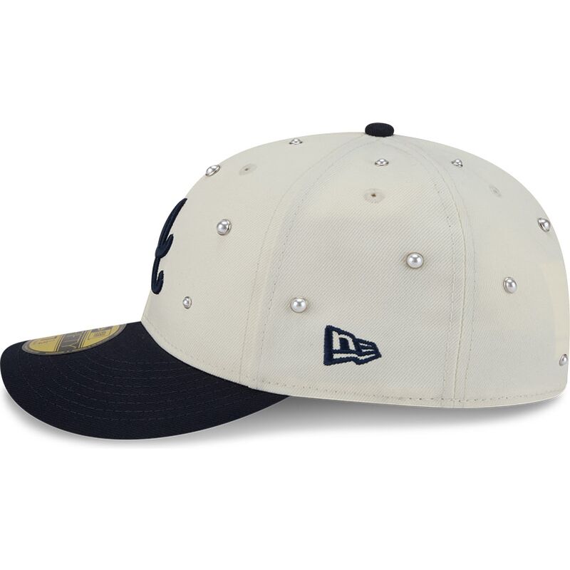 new-era-curved-brim-59fifty-beads-na-lifestyle-f1-atlanta-braves-mlb-beige-and-navy-blue-fitted-cap